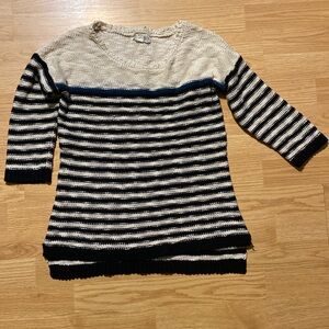 Small green/black cream sweater